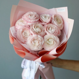 Букет 9 ранункулюсов с розовой упаковкой
